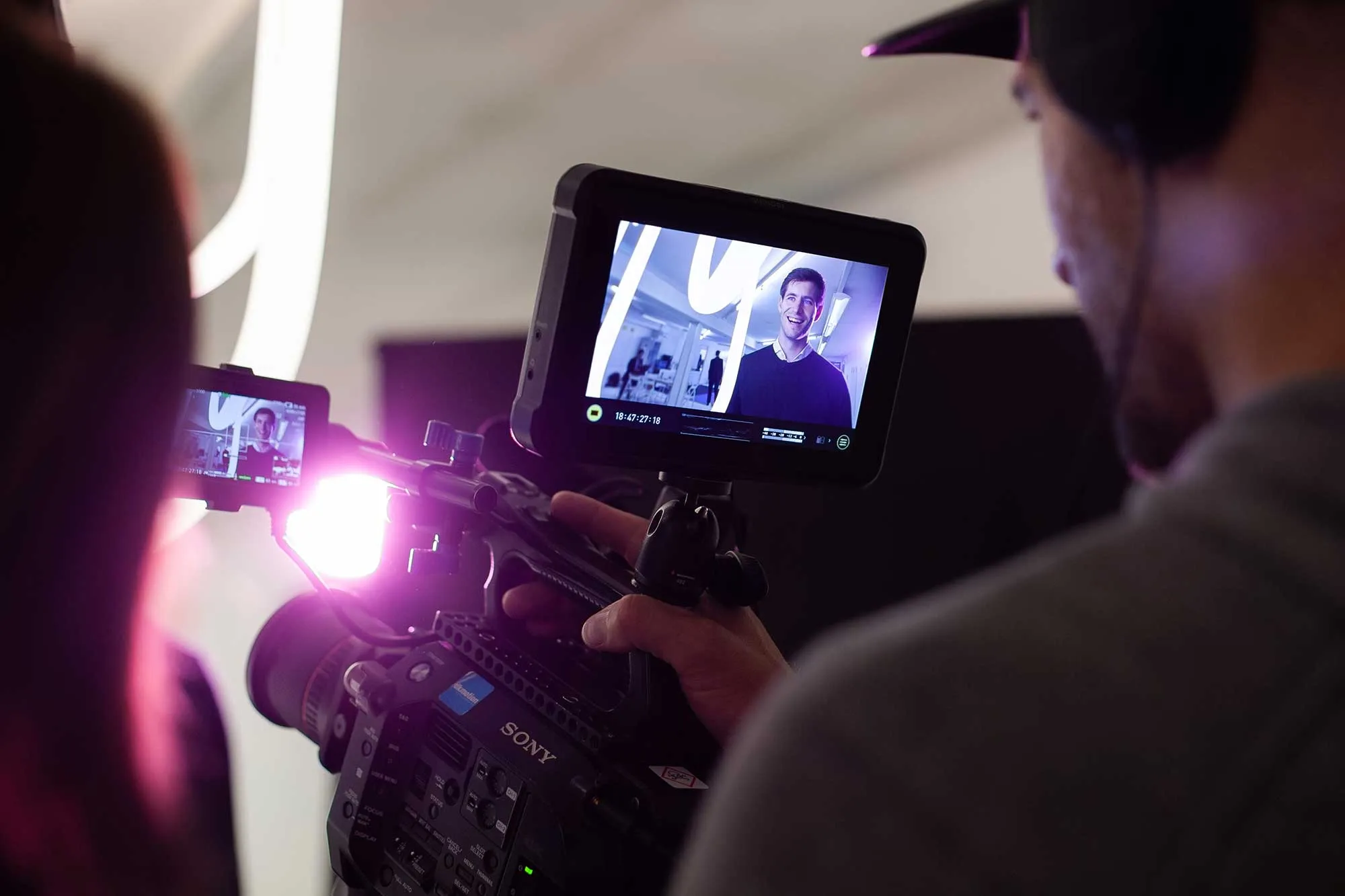 dkmotion führt Interview bei einem Event